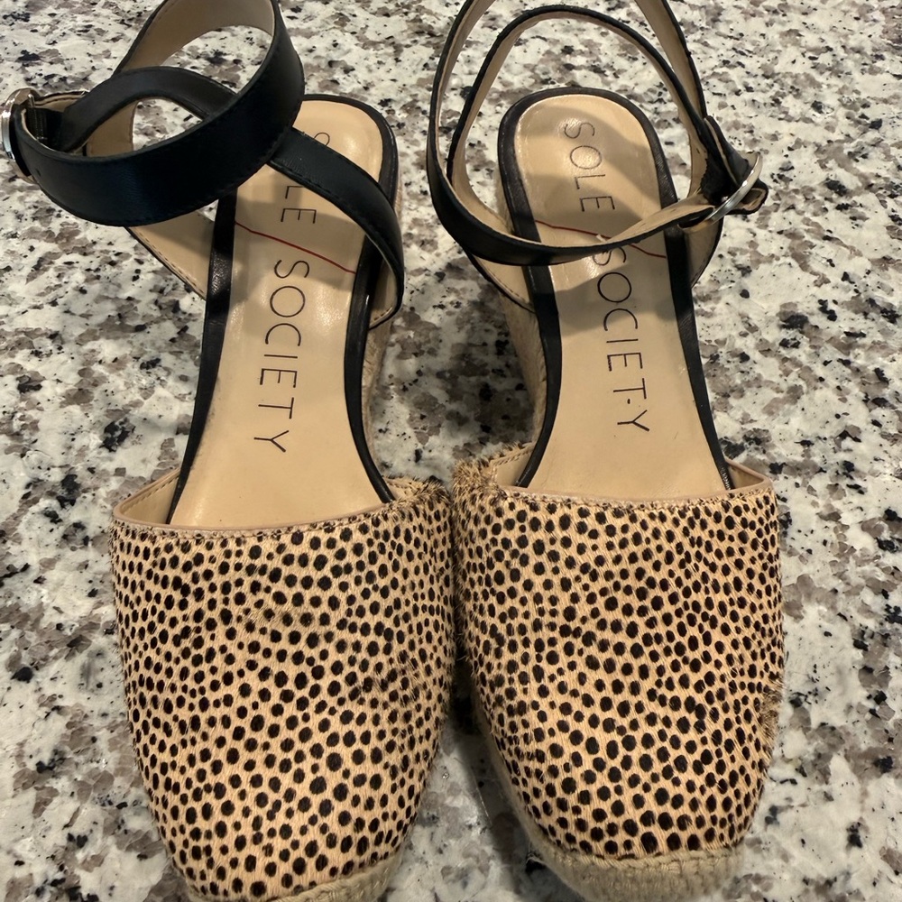 SO Women's Tan and Black Espadrille Sandals